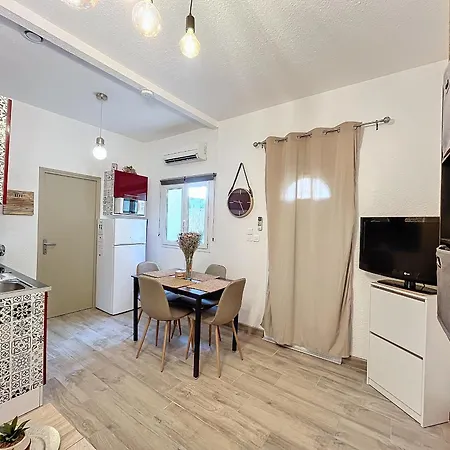 F2 Avec Terrasse, Climatisation Et Proche Des Thermes - - Fr-1-451-202 *
